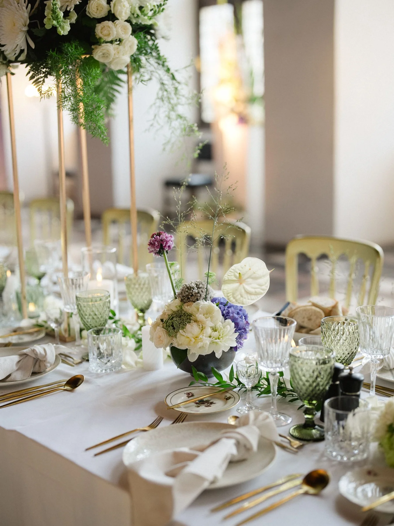 Grønne krystalglas, guldbestik og blomster på Kronborg